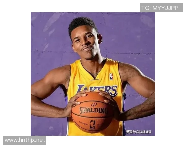 尼克杨重返湖人赛场引发热议球迷期待昔日辉煌再现